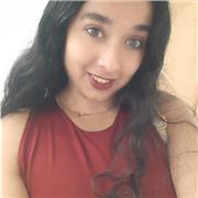 Profesora que da refuerzo y apoyo en las tareas de matemáticas, lenguaje